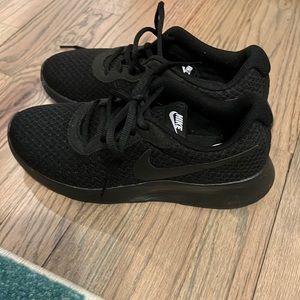 All black nike womens sneakers